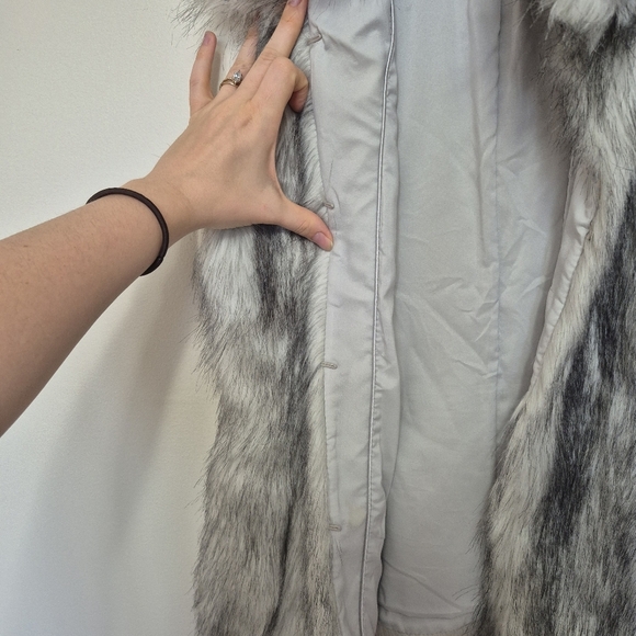 White House Black Market Gray Faux Fur Sleeveless Vest – Size S - Picture 2 of 6